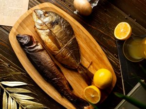 LifeSwitcher Czy warto jeść wędzone ryby? Co właściwościami odżywczymi?