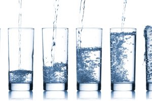 odpowiednie nawodnienie organizmu, woda mineralna, ile wody powinno się pić, LifeSwitcher