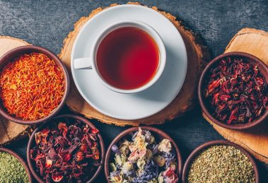 herbata czarna, herbata zielona, herbata biała, herbata czerwona, zioła, mięta, hibiskus, melisa, rumianek, szałwia, witaminy, antyoksydanty, detoksykacja organizmu, herbaty,